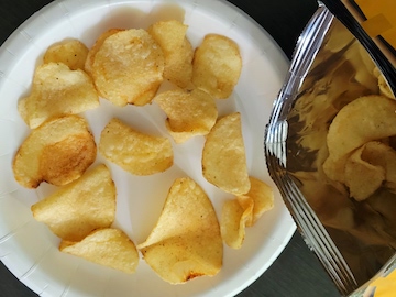 堅あげポテト 焦がしチーズと黒胡椒味 | ふくろうぷらざ